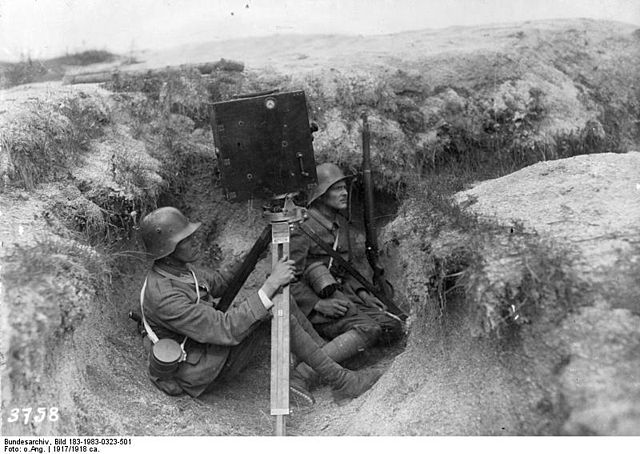 File:Bundesarchiv Bild 183-1983-0323-501, Kriegskinematograph im Sch&uuml;tzengraben.jpg