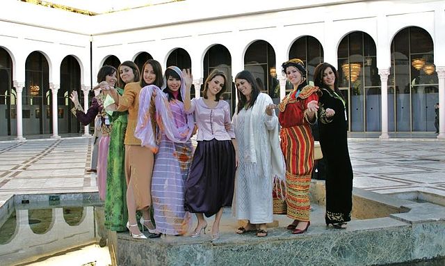 File:Algerians in traditional costumes.jpg