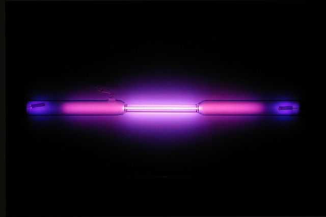 File:Argon discharge tube.jpg