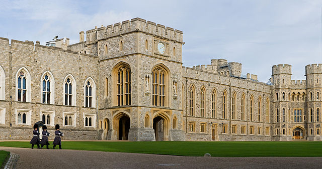 File:Windsor Castle Upper Ward Quadrangle 2 - Nov 2006.jpg