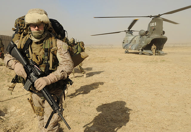 File:U.S. Marine Corps Sergeant exits an Italian Army CH-47 Chinook.jpg