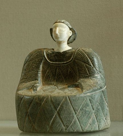 File:Kaunakes Bactria Louvre AO31917.jpg