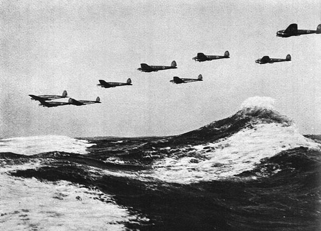 File:Bundesarchiv Bild 141-0678, Flugzeuge Heinkel He 111.jpg