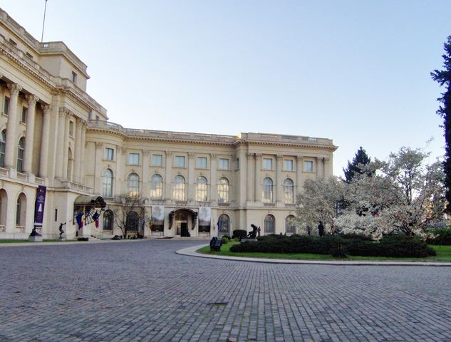 File:Muzeul de Arta curte.jpg