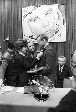 File:RIAN archive 837790 Valentina Tereshkova and Neil Armstrong.jpg