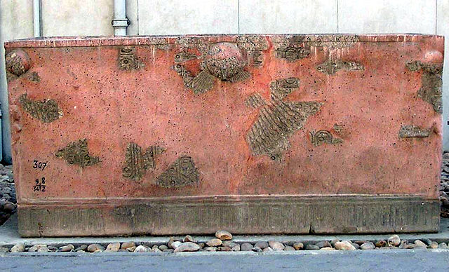 File:Sarcophage Akh&eacute;naton.JPG