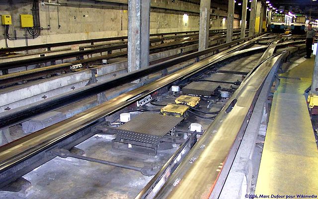 File:QC-STM GarageBeaugrand 20040706-134131 AiguillageRaccordement.jpg