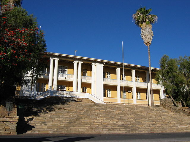 File:Parlament Windhuk.JPG