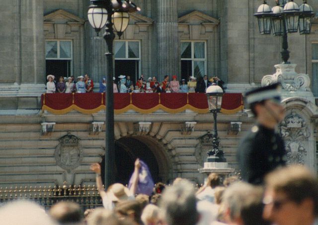 File:Buckinghampalacebalcony.jpg