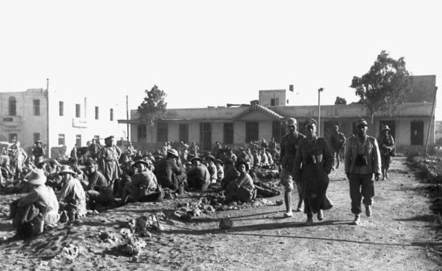 File:Bundesarchiv Bild 101I-785-0299-24A, Tobruk, Rommel, Bayerlein, englische Kriegsgefangene.2.jpg