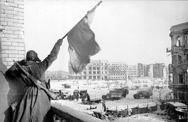 File:Bundesarchiv Bild 183-W0506-316, Russland, Kampf um Stalingrad, Siegesflagge.jpg
