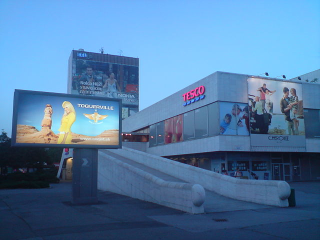 File:Tesco Kamenn&eacute; n&aacute;mestie.jpg