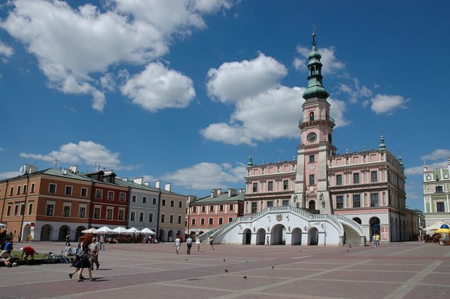 File:Ratusz Zamosc.jpg