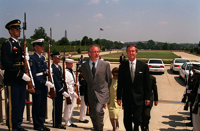 File:Steven Spielberg 1999 2.jpg