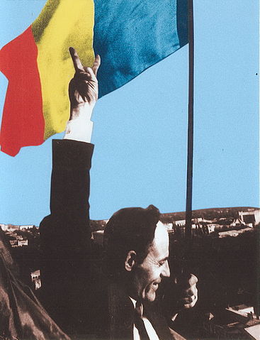 File:Gheorghe Ghimpu arboreaza Tricolorul.jpg