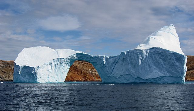 File:Iceberg with hole near sanderson hope 2007-07-28 2.jpg