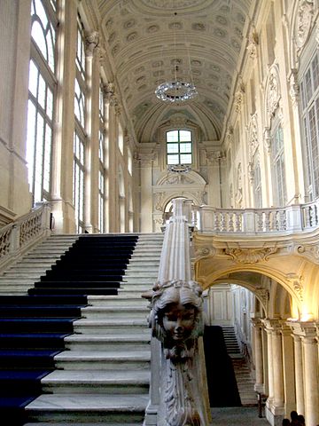 File:ScalonePalazzoMadamaTorino.JPG