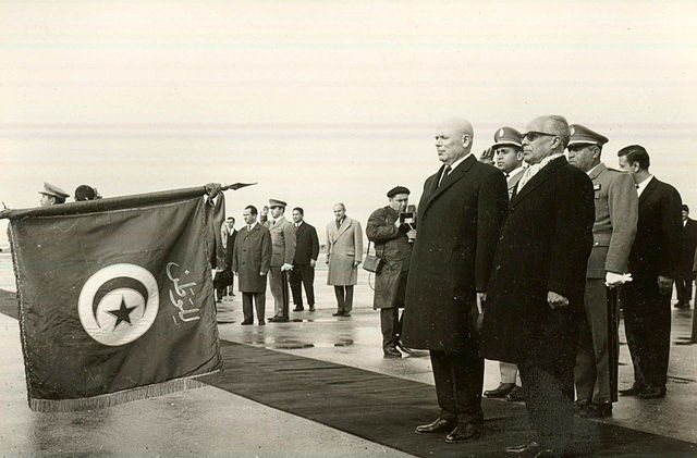 File:President Habib and his Romanian guests paying tribute to Tunisian national flag.jpg