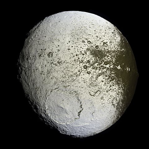 File:Iapetus as seen by the Cassini probe - 20071008.jpg
