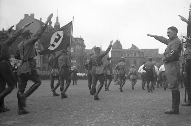 File:Bundesarchiv Bild 102-13378, Braunschweig, Hitler bei Marsch der SA.jpg