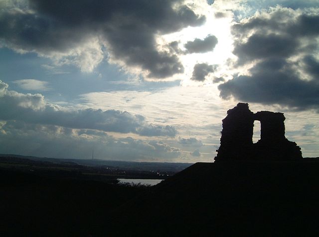 File:SandalCastle pugneys emley.JPG