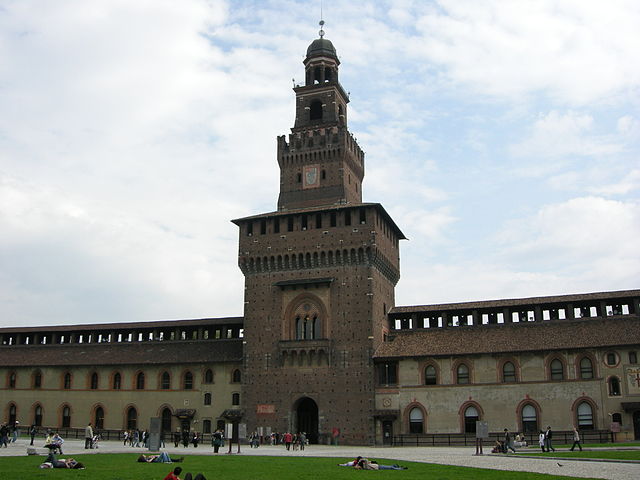 File:Castello Sforzesco (Milan) - Courtyard 00.JPG
