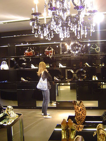 File:Dolce & Gabbana Shop (Via della Spiga - Milan) 02.jpg