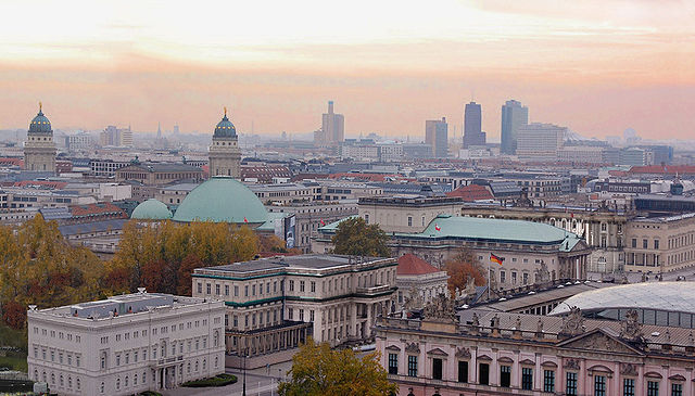 File:&Uuml;ber den D&auml;chern von Berlin.jpg