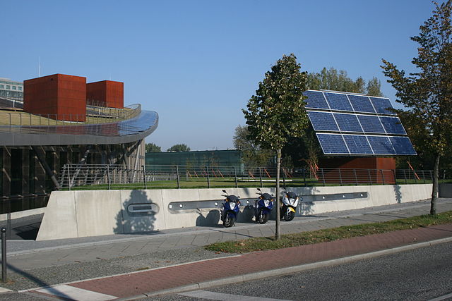 File:Solartankstelle.jpg