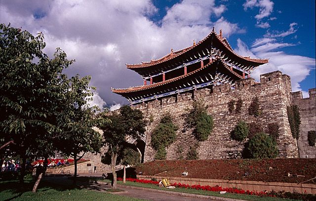 File:Dali-puerta-sur-c01.jpg