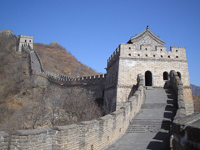 File:Chemin de ronde muraille long.JPG