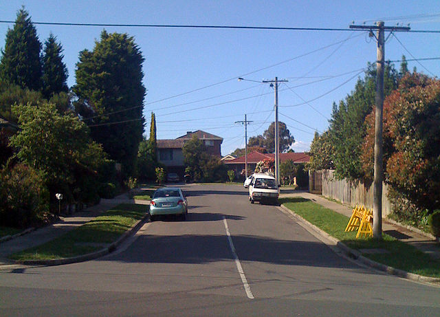 File:Neighbours Pinoak Court.jpg