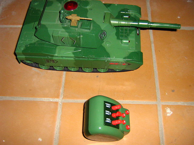 File:Tank toy radio.JPG