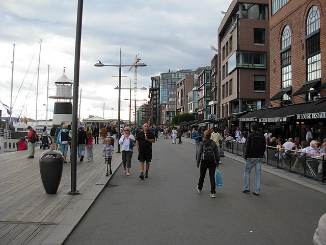 File:Aker brygge Stranden.JPG