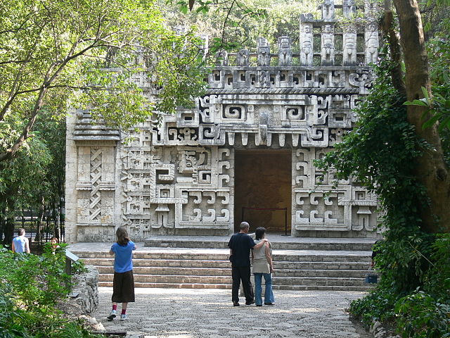File:Hochob Campeche - Rekonstruktion des Tempels.jpg