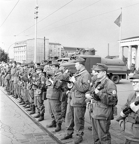 File:Bundesarchiv Bild 183-85458-0002, Berlin, Mauerbau, Kampfgruppen am Brandenburger Tor.jpg