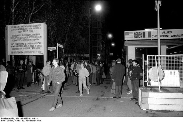 File:Bundesarchiv Bild 183-1989-1110-018, Berlin, Checkpoint Charlie, Nacht des Mauerfalls.jpg
