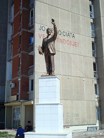 File:Statut-Clinton-Pristina.JPG
