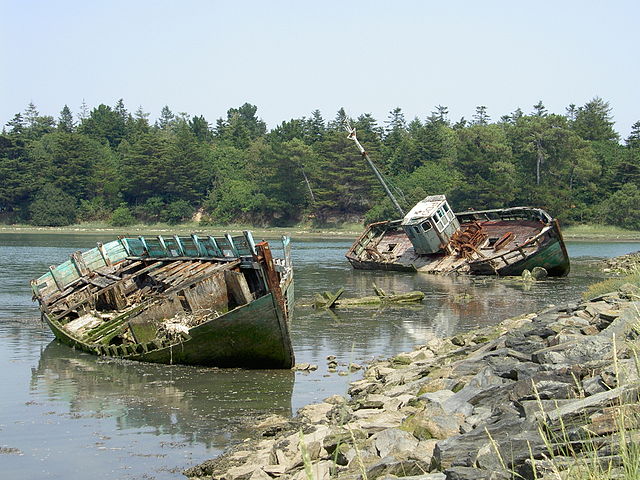 File:Boat cemetery, Finistere, France.jpg