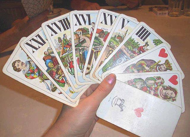 File:Tarockkarten in der Hand eines Spielers.jpg