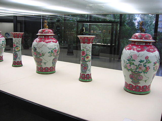 File:Qing-dynasty-vases.jpg