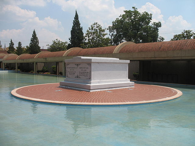 File:Martin Luther King Jr Coretta Scott King Tomb.jpg.jpg