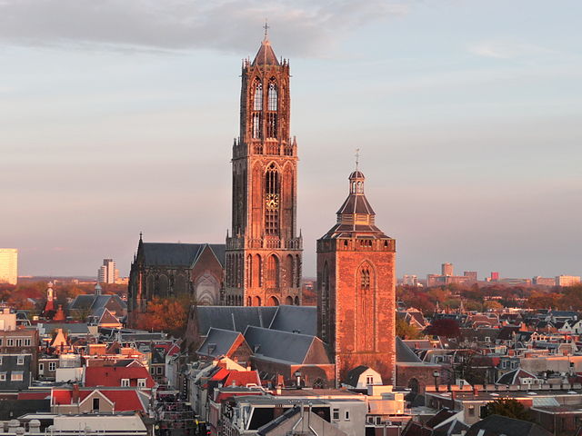 File:Buurkerk en Domtoren.jpg