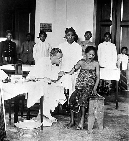 File:COLLECTIE TROPENMUSEUM Een Europeaan vaccineert Indonesische pati&euml;nten met neosalvarsaan tegen de ziekte framboesia TMnr 10006691.jpg