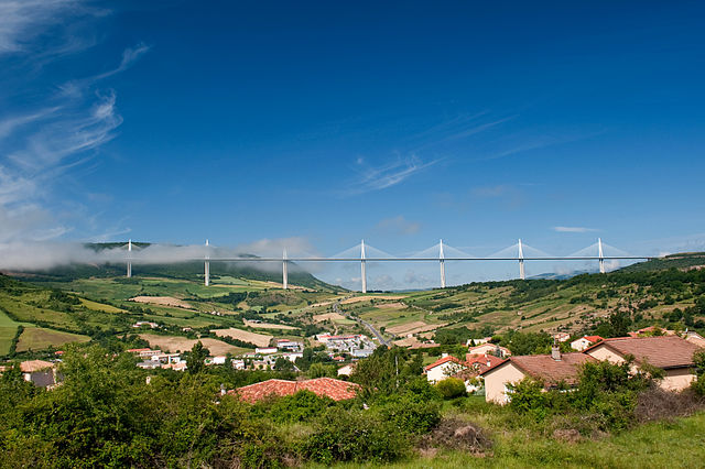 File:Creissels et Viaduct de Millau.jpg