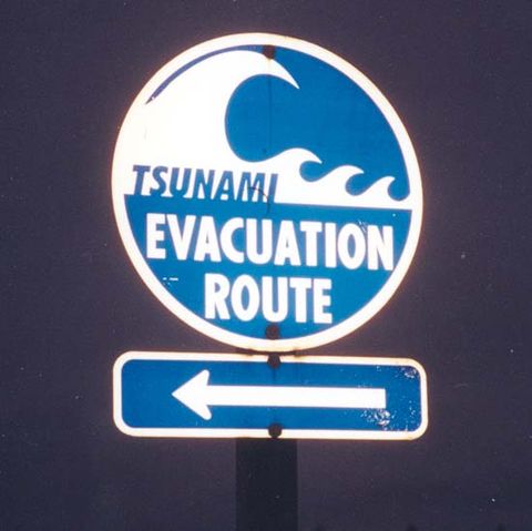 File:Tsunami Evacuation Route signage south of Aberdeen Washington.jpg
