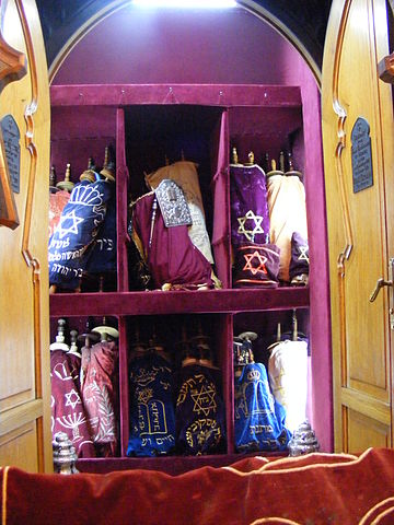 File:Toras in Istanbul Ashkenazi Sinagogue.JPG