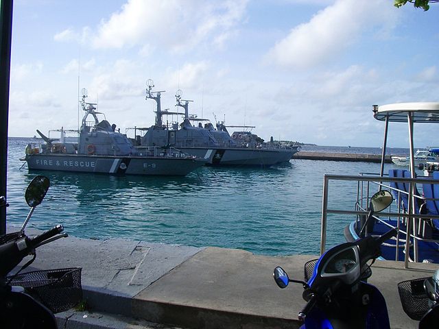 File:Maldives-vaixells de bombers.jpg