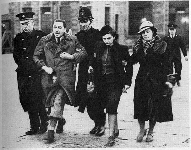 File:Jewish refugees at Croydon airport 1939.jpg