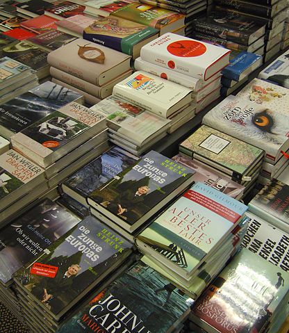 File:2009 stapelweise Neuerscheinungen im Buchladen.JPG